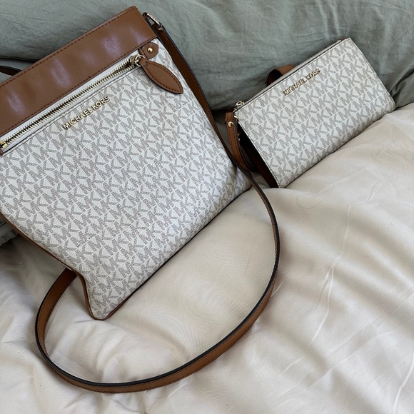 Michael Kors cross body and wristlet set - Picture 1 of 4